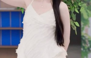 迪丽热巴：白吊带牛仔裤，尽显黑长直女神魅力