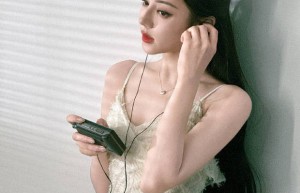 迪丽热巴单手提“焦黄吐司” 嘟嘴卖萌