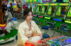 虞书欣电玩城嗨玩，展现俏皮可爱