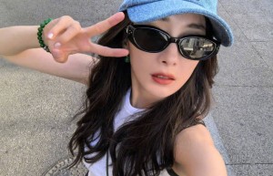 杨幂“比耶”自拍：灵动迷人