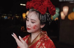 56岁翁虹25年后再现“猫妖” 笑容依旧邪魅