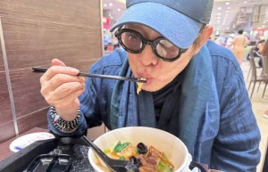李连杰出院报平安：出院后享受美食