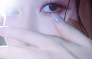宋茜穿蓝裙变身“机械姬”