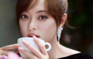 孙俪手持鲜花，笑容灿烂