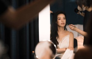 舒淇简约时尚亮相发布会，笑容明媚展松弛魅力