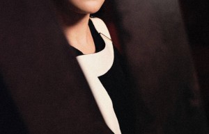 周迅豹纹帽搭白披肩，演绎前卫优雅大气