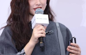 朱珠灰色斗篷显时尚干练，41岁气质优雅动人