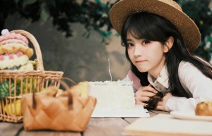 田曦薇28岁生辰：《棕色背带裤》戴草帽，灵动俏皮