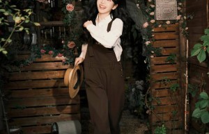 田曦薇28岁庆生：《棕色背带裤》草帽添俏皮