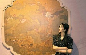 宋茜波点碎花裙阳光下漫步，展现清甜明媚