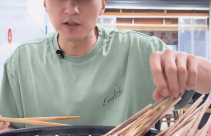 谢霆锋重庆品尝串串香，辣味十足超满足