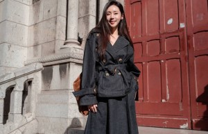 秋瓷炫巴黎街头“沐浴暖阳” 惬意漫步展风采