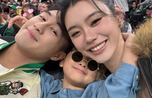 何猷君奚梦瑶《6岁庆生》：三口之家温馨合影