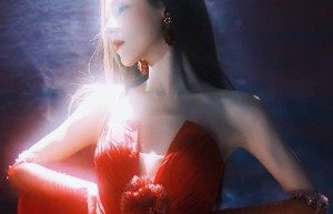 张予曦红色抹胸裙惊艳亮相，散发神秘梦幻温婉气质