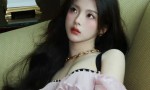 杨超越穿粉色吊带裙，大波浪卷显少女蔷薇浪漫