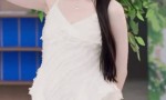 迪丽热巴：白吊带牛仔裤，尽显黑长直女神魅力
