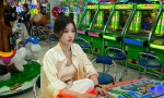 虞书欣电玩城嗨玩，展现俏皮可爱
