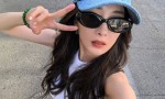 杨幂“比耶”自拍：灵动迷人镜前