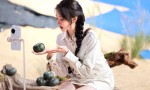 关晓彤“麻花辫”造型尽显青春少女风