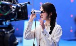 关晓彤“麻花辫”造型，洋溢青春少女气息