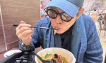 李连杰出院报平安：出院后享受美食