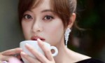 孙俪手持鲜花，笑容灿烂