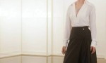 周迅“白衬衫+黑裙”展现利落风采