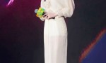 鞠婧祎米白长裙《温柔气质》 大波浪《女神风范》