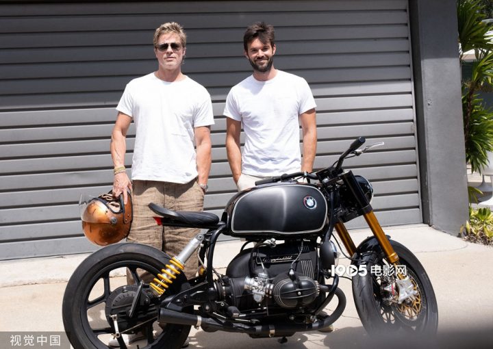布拉德·皮特赢得特制摩托车 与“玩具”炫酷拍照