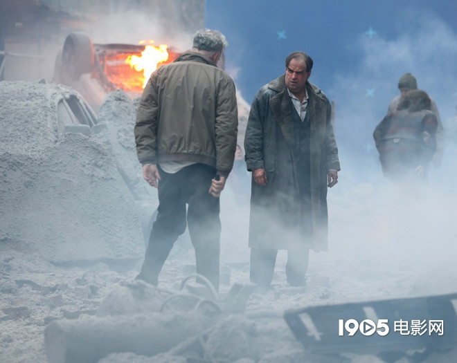 科林·法瑞尔穿越爆炸废墟，曝光《企鹅人》最新消息