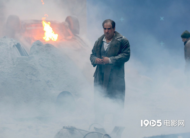科林·法瑞尔穿越爆炸废墟，曝光《企鹅人》最新消息