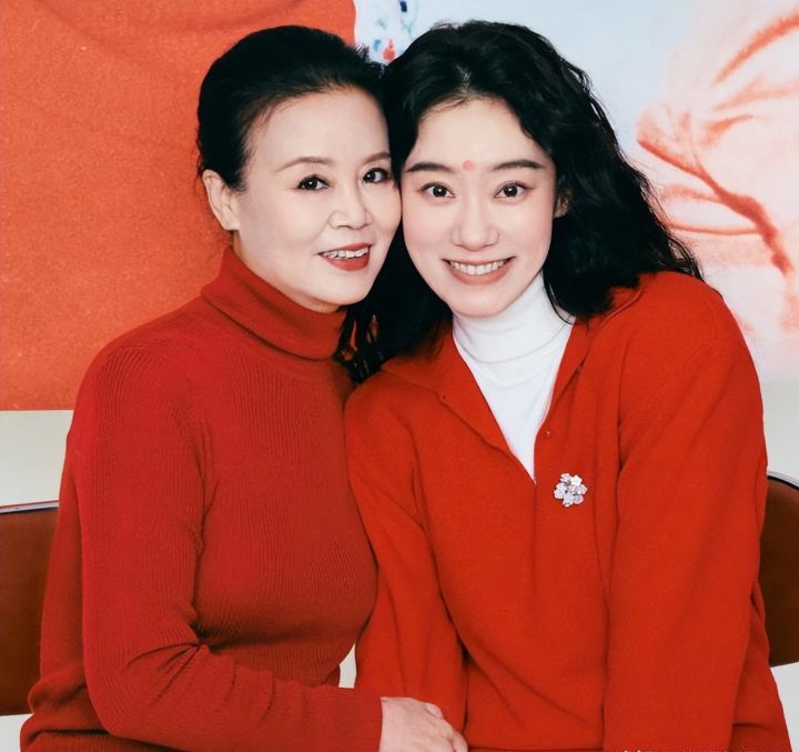 张小斐与妈妈同框，妈妈颜值胜过女儿-1