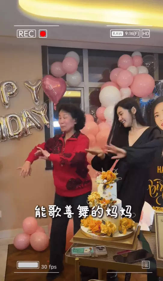 秋瓷炫生日宴：于晓光父母扭秧歌，全家欢乐留影-2