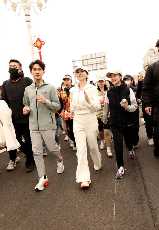 赵雅芝与子黄恺杰共跑马拉松，白衣风采夺目-1