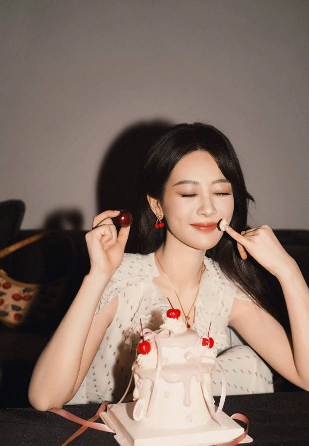 杨紫穿粉色吊带亮相，镜前甜笑展温柔-2