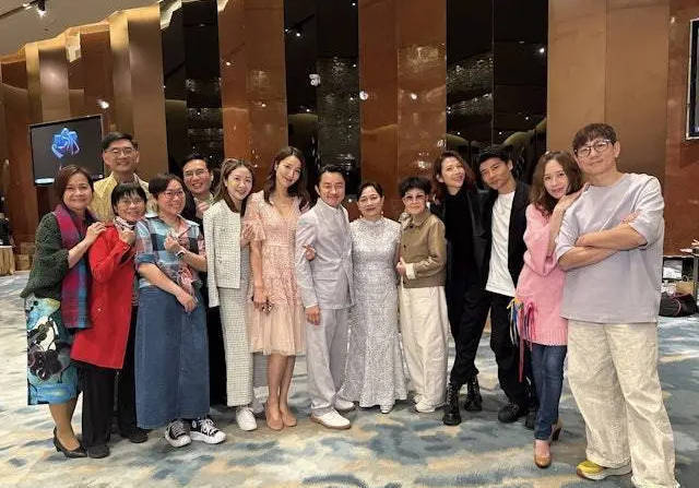 王祖蓝出席妹妹婚礼，银色礼服彰显喜悦-1