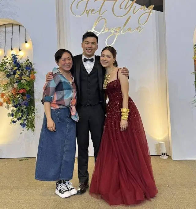 王祖蓝出席妹妹婚礼，银色礼服彰显喜悦-2