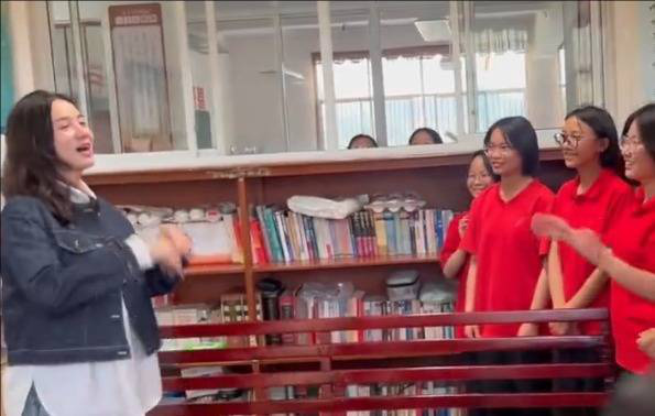 山花烂漫时》剧组回访张桂梅校长，宋佳与学生共唱《红梅赞-2