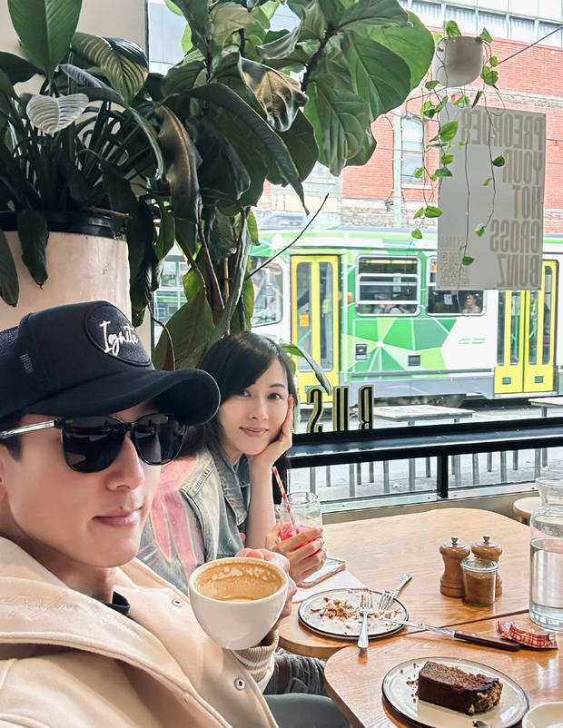 吴尊夫妇“甜蜜暴击”：携手旅行，爱意满屏-1