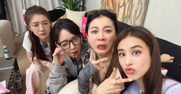 黄圣依晒与陈梦程潇李嘉格鬼脸照，造型抢镜-3