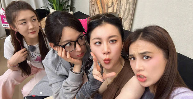 黄圣依晒与陈梦程潇李嘉格鬼脸照，造型抢镜-2