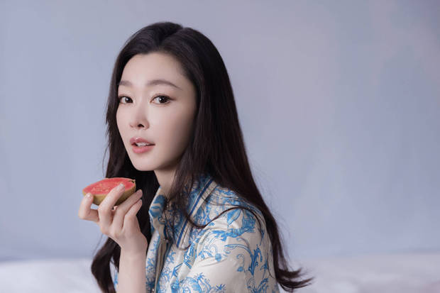 宋轶穿中式绣装如青瓷，手执繁花绘诗意图-2