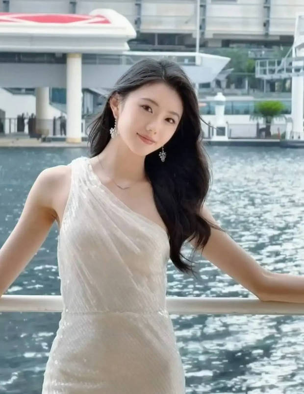 刘浩存白裙造型高级，怼脸镜头明艳-1