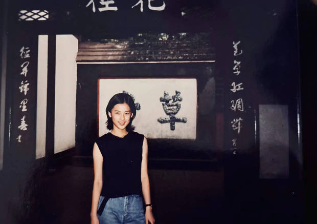 15岁黄圣依“黑坎肩”旧照曝光，青涩灵动颜值爆表-1