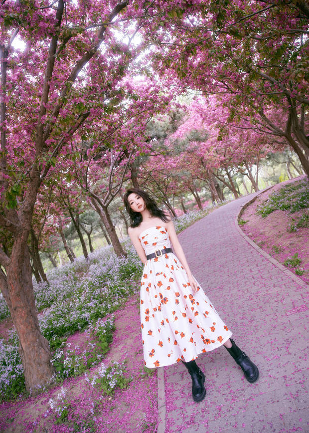 毛晓彤印花裙公园漫步，甜美气息满屏-3