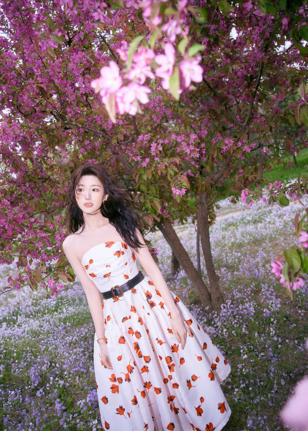 毛晓彤印花裙公园漫步，甜美气息满屏-1