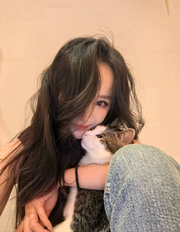 杨幂立夏晒美照，与猫咪亲昵温馨瞬间-3
