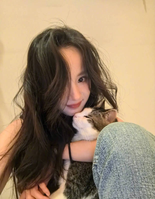 杨幂立夏晒美照，与猫咪亲昵温馨瞬间-1