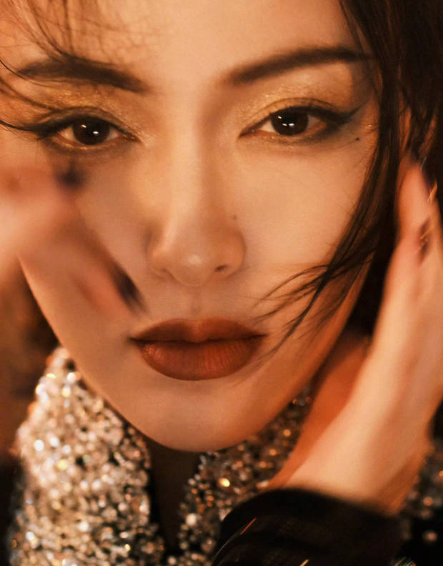 唐嫣穿黑裙展现曲线，鎏金眼妆彰显高级酷感-4