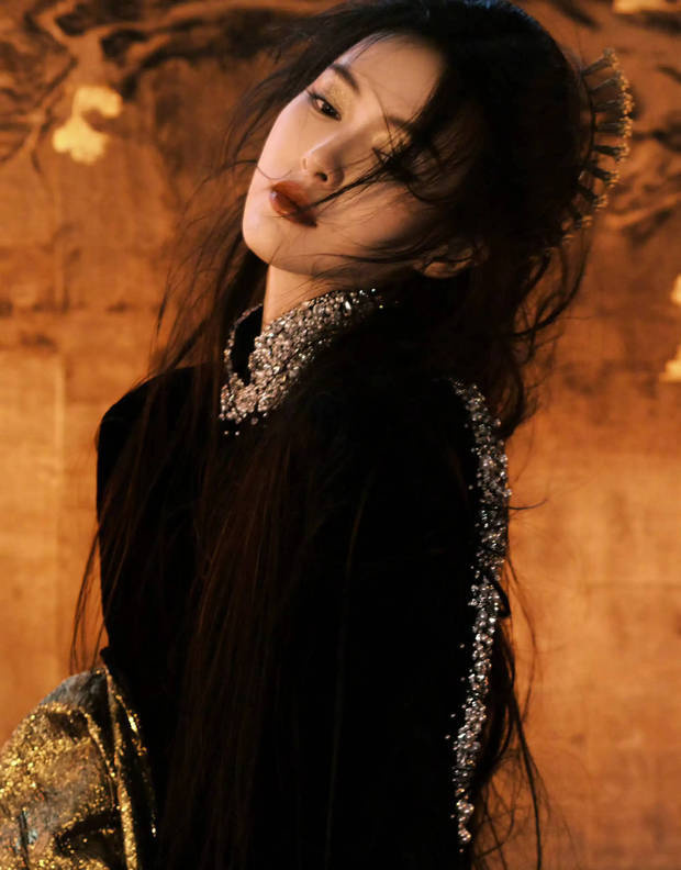 唐嫣穿黑裙展现曲线，鎏金眼妆彰显高级酷感-1